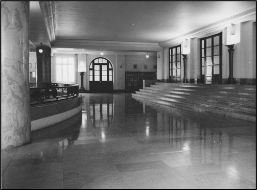 Le parvis de la salle d’Honneur dans les années 1960 - 1970.