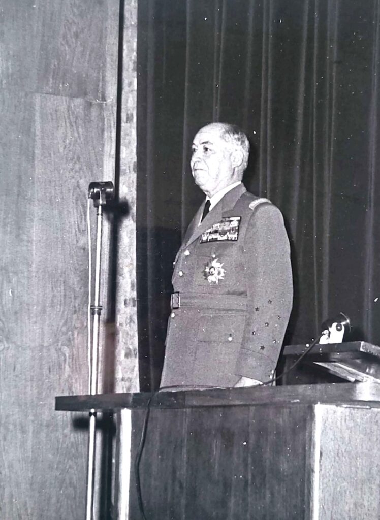 Le maréchal Juin, en visite à l'École de l'air, en 1959.