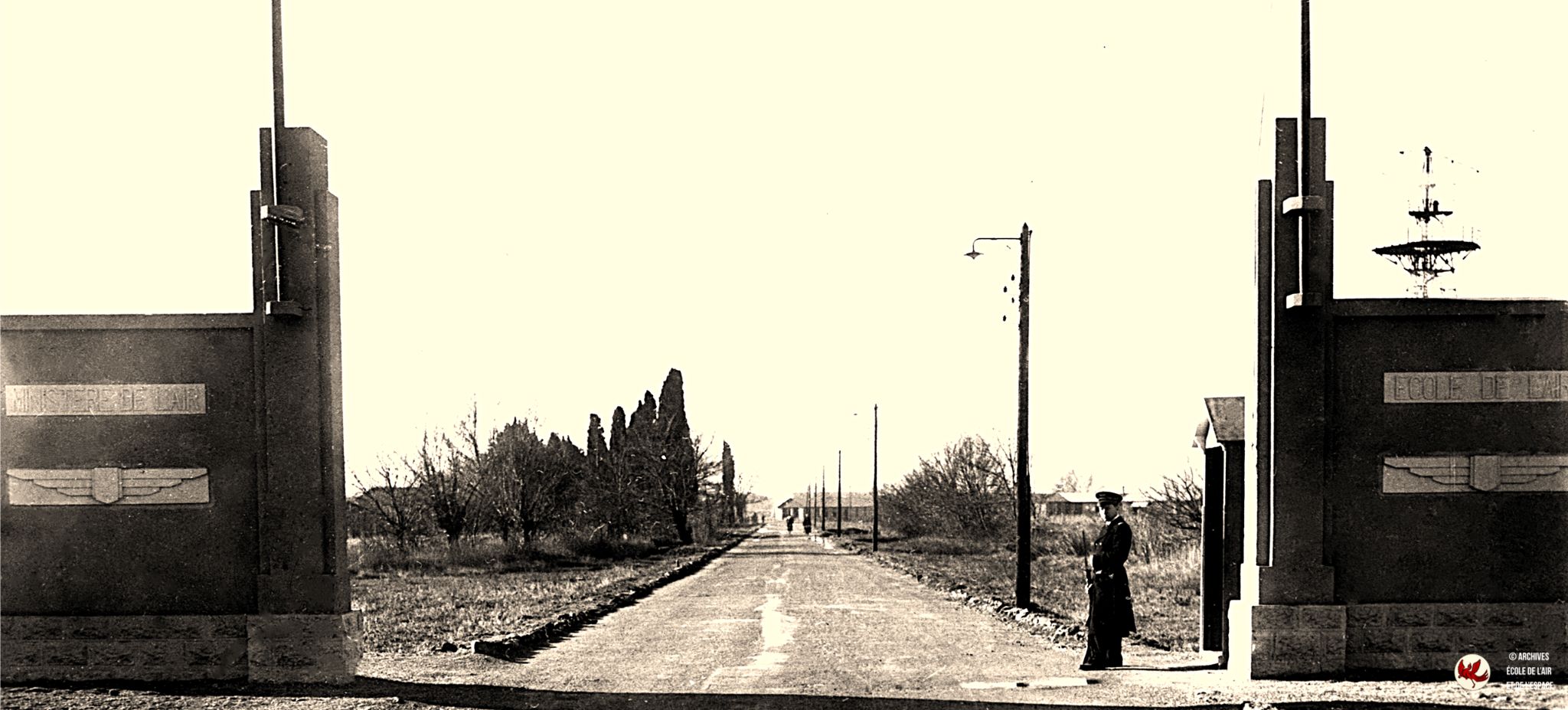 Photo d'illustration du site histoire identité patrimoine de l'École de l'air et de l'espace. Celle-ci montre la première entrée de l'École de l'air, construite sur l'ancienne route de Lançon.